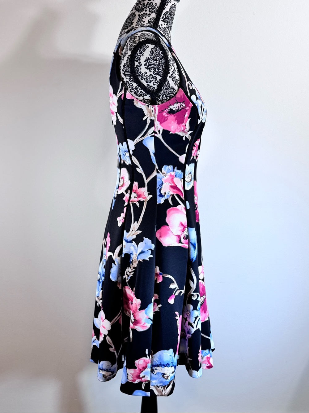 White House Black Market Fit-and-Flare Dress in Pink and Blue Floral size 4 - Picture 4 of 9